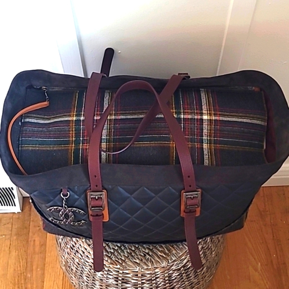 CHANEL RARE Paris to Edinburgh Tote - Picture 3 of 15